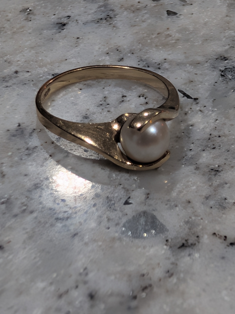 10k Gold Classic Pearl Twist Ring